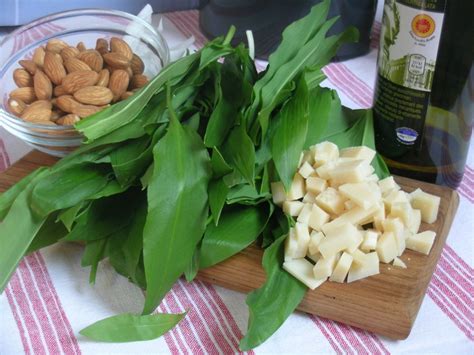 priprava sestavin za pesto z mandlji in pinjoli