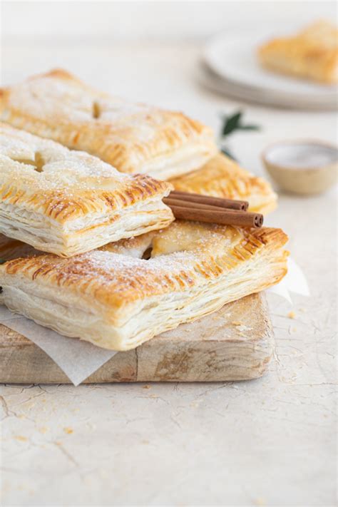 Fotografija hitre veganske pite z listnatim testom in tofujevim nadevom