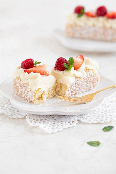 Fotografija rum babá tortic, okrašenih s Chantilly kremo in svežim jagodičjem