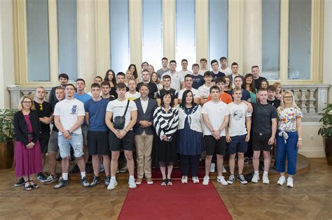 Skupinska fotografija Kvatropircev na odru