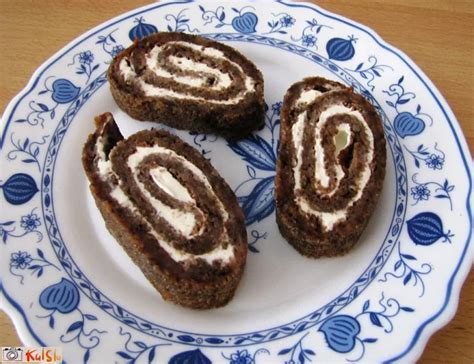 fotografija orehove rolade s kislo smetano