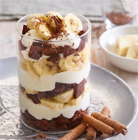 fotografija maskarponejeve kreme z bananami in piškoti