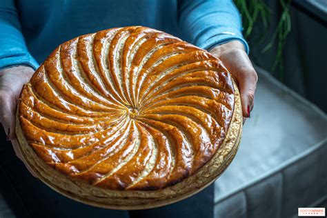 Pripravljen francoski kraljevski kolač (Galette des Rois) z glazuro.