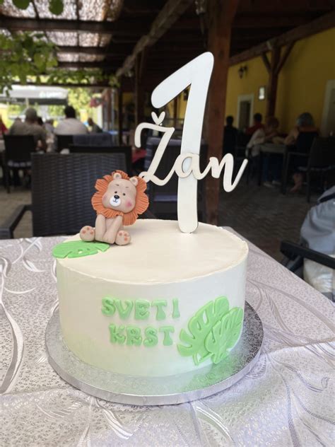 Tematska fotografija torte za prvi rojstni dan, brez sladkorja, s sadjem
