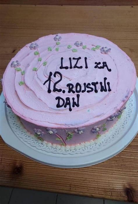 Fotografija okrašene torte za prvi rojstni dan s sadjem