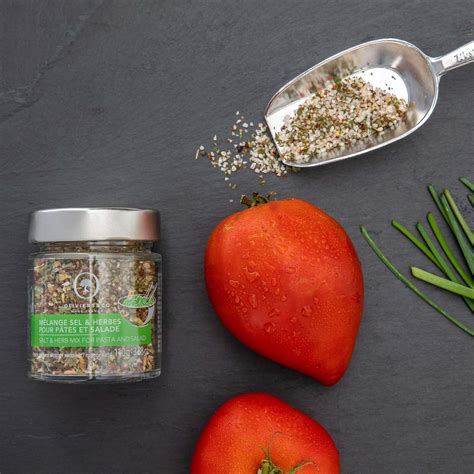 Različne sestavine za pripravo omak: zelenjava, začimbe, testenine