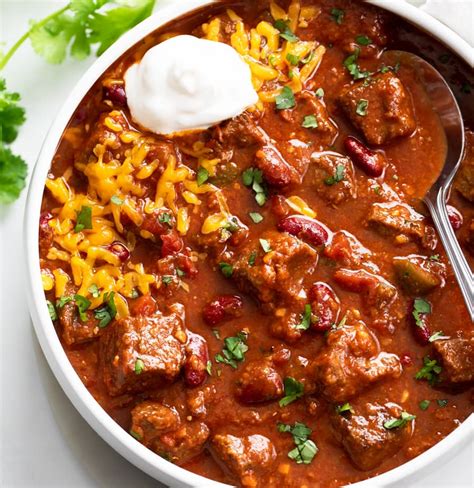 Kolaž fotografij različnih zamrznjenih jedi: sarma, golaž, chili con carne, bolognese omaka