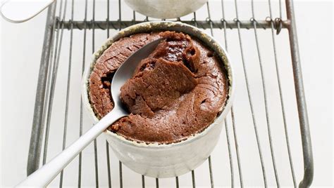 fotografija postreženega čokoladnega sufleja z omako