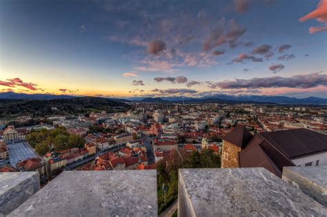 Slikovita panorama Ljubljane s Kongresnega trga s pogledom na grad in Tromostovje