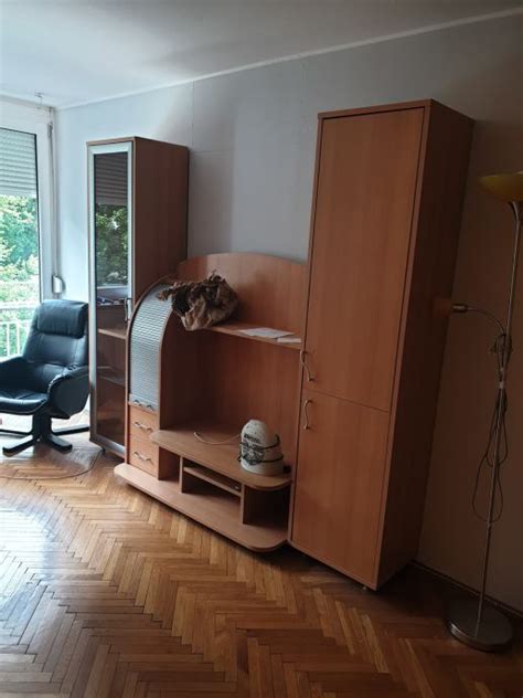 Omarica polna kozarcev domačih vloženih paradižnikov v shrambi