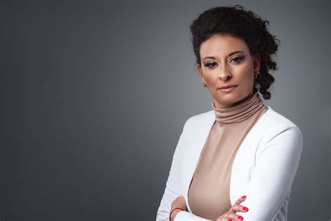 Diagram ali fotografija prikazuje, kako se plasti biskvita in kreme nanašajo v pekaču, vključno z uporabo acetatne folije.