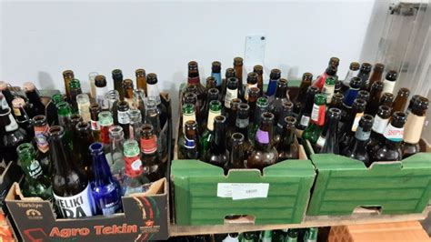 Slika pivske steklenice ob sestavinah za testo