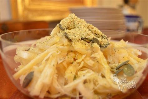 Solata iz kislega zelja in fižola, servirana kot priloga