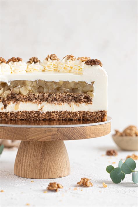 Slika skutine torte z jabolki in orehi