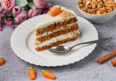 korenčkova torta okrašena s kremnim sirom in oreščki