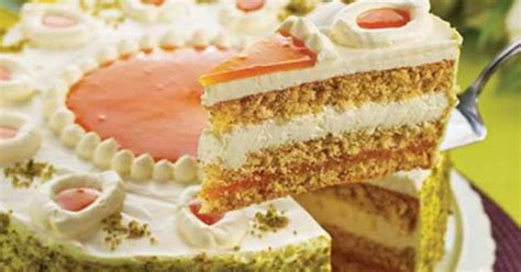 velikonočna torta okrašena z marcipanom, cvetovi in pisanimi pirhi