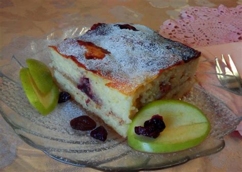 različni dodatki za rižev narastek: rozine, jabolka, jagode