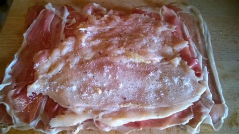 Fotografija pečene piščančje rulade, narezane na kolute, postrežene z medeno-gorčično omako
