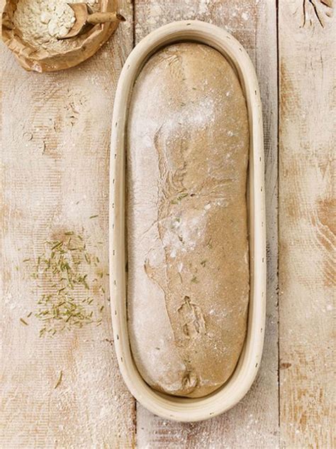 Oblikovane rolice testa v podolgovatem pekaču, pripravljene za drugo vzhajanje.