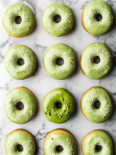 Infographic showing different glaze options for baked doughnuts (chocolate, matcha, white chocolate with coconut).
