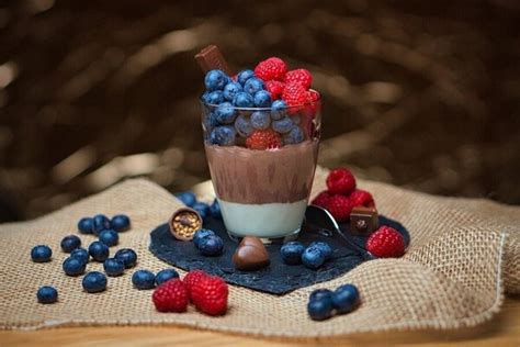tematska fotografija: domači čokoladni puding v skodelicah