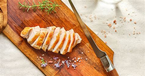 Prikaz pripravljenih sous vide piščančjih prsi s hrustljavo panado