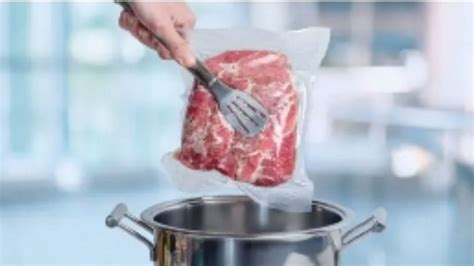 Infografika, ki prikazuje primerjavo časa kuhanja in rezultatov med tradicionalnim cvrtjem in sous vide metodo