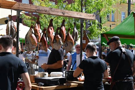Tematska fotografija ljudi, ki uživajo v prekmurski gibanici na kulinaričnem festivalu