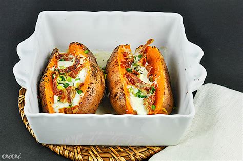 Sveži in kuhani sladki krompirji, prikazani ob torti