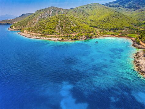 Panoramski pogled na obalo Sicilije s slikovitimi vasmi in modrim morjem