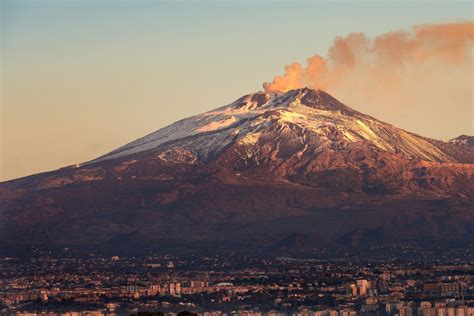 Prizor delujočega vulkana Etna z dimom, ki se dviga iz kraterja
