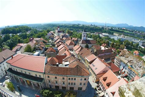 Ulica v starem mestnem jedru Palerma z baročnimi zgradbami in balkoni
