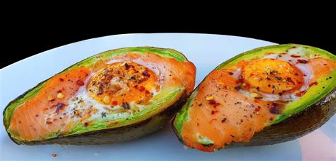 Prikaz: pečen avokado z jajcem v sredini in dimljenim lososom