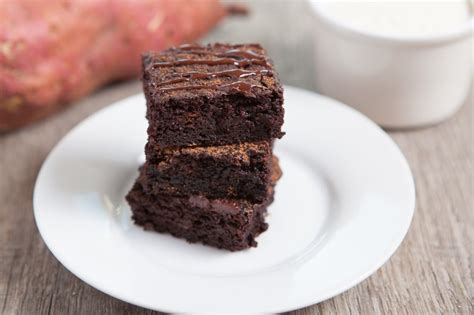 Čokoladni browniji s sladkim krompirjem, posuti s kakavom