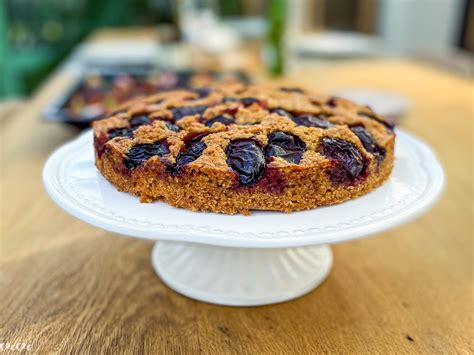 Tematska fotografija: pečen, zlato rjav kolač s slivami in ovsenimi kosmiči, narezan na kocke