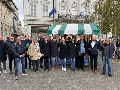 Tematsko foto: prodajalec kostanja na ljubljanski stojnici