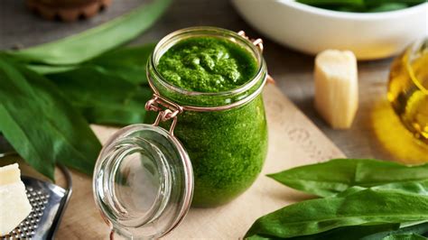fotografija zelenega sira Pesto na sirni deski
