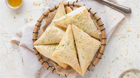 Ilustracija grške sladice bougatsa s posipom iz sladkorja v prahu in cimeta