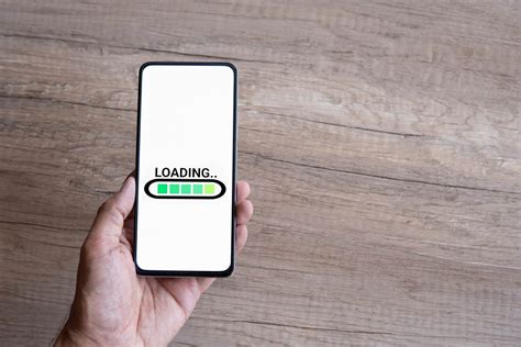 Spletna stran HITRINAKUP.COM na zaslonu računalnika ali mobilne naprave