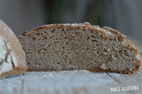 Infografika: primerjava sestavin tradicionalnega in brezglutenskega sončničnega kruha