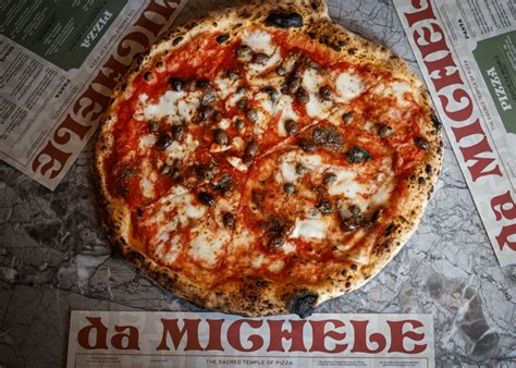 Fotografija dolge vrste pred L'Antica Pizzeria Da Michele v Neaplju.
