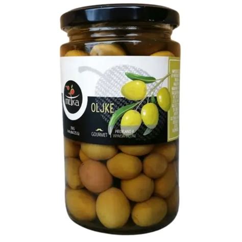 Domače vložene oljke v kozarcih, pripravljene za shranjevanje