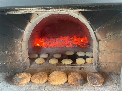 Različni primeri uporabe pravokotnega pekača: peka kruha, priprava lazanj, shranjevanje hrane.