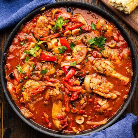 Thematic photo of chicken cacciatore in a rustic pot
