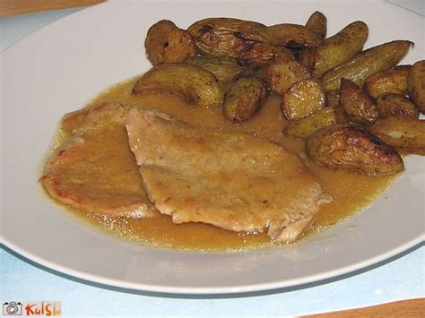 Svinjski zrezki s pomarančno omako na krožniku