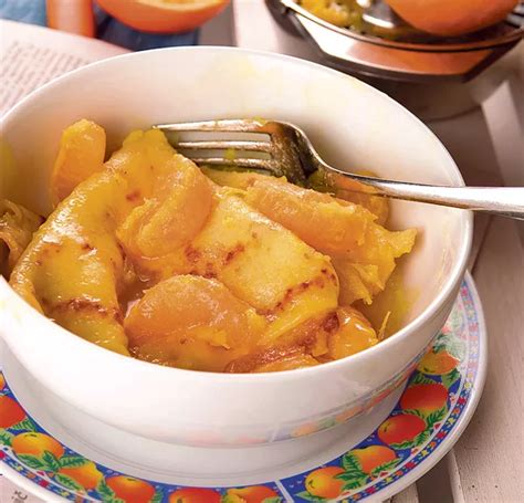 Sestavine za pomarančno omako v ponvi