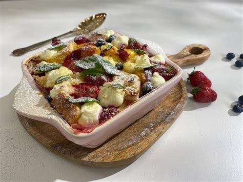 fotografija zlatega francoskega toasta s sadjem