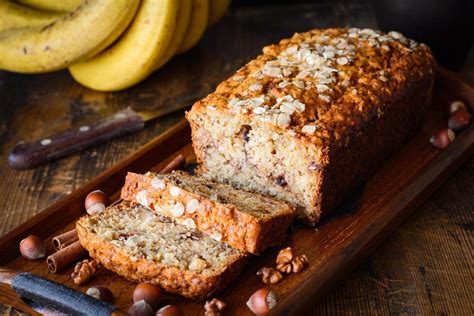 Sveže pečen bananin kruh narezan na rezine