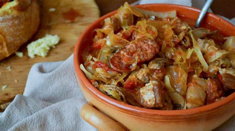 Klasični poljski bigos v keramičnem loncu