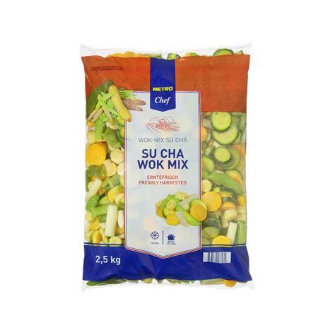 Fotografija sveže, narezane kitajske zelenjave, pripravljene za wok